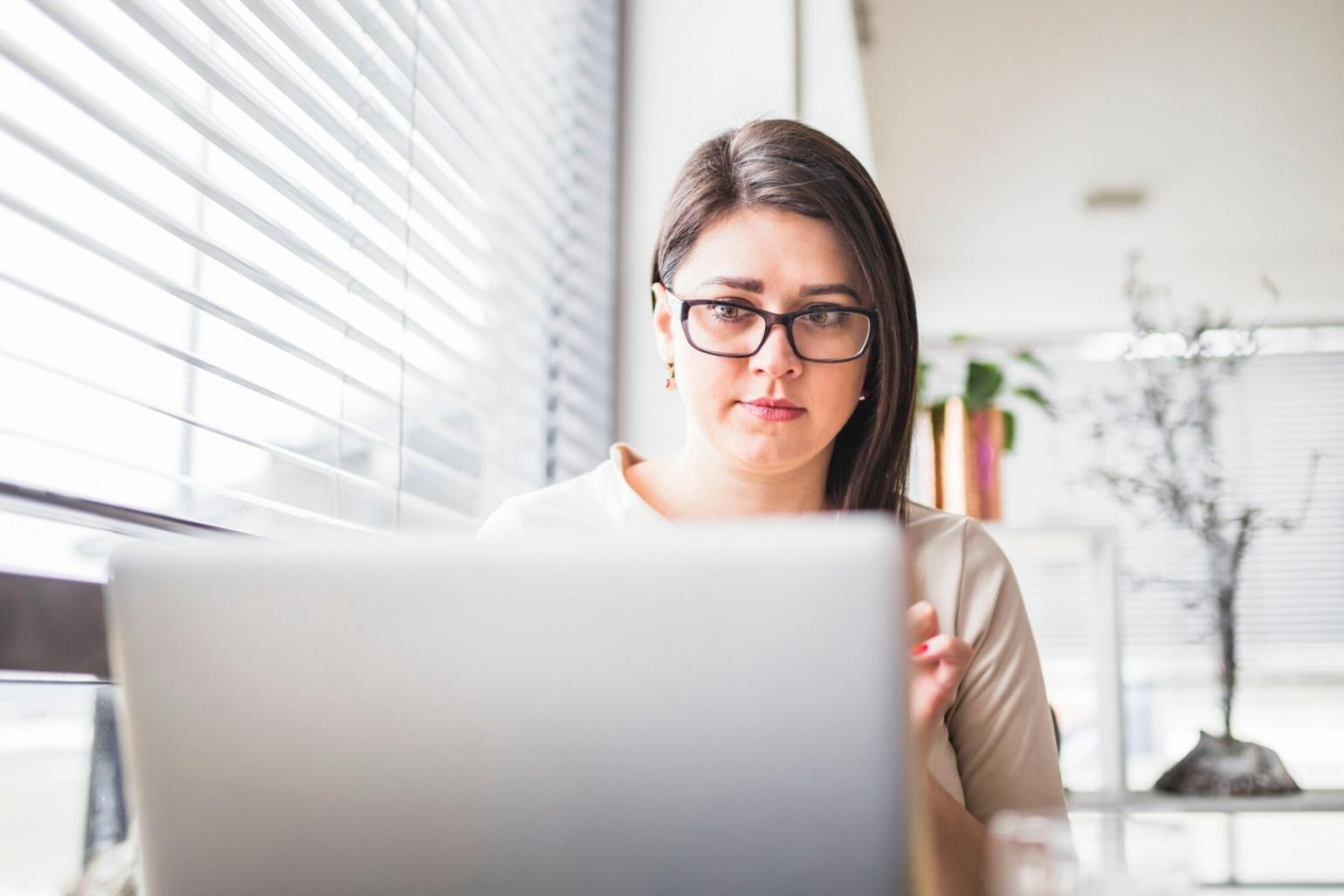 Profesional presentando análisis financiero en entorno corporativo