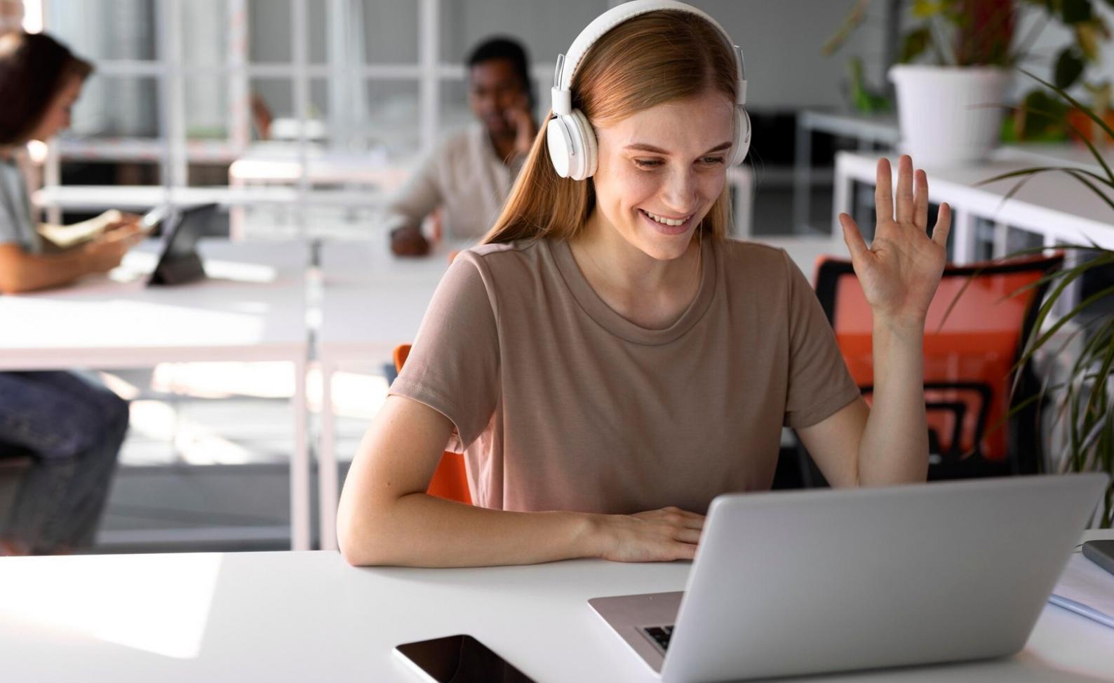 Equipo de dynarivesto trabajando en análisis financiero y comunicación con clientes